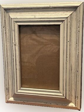 Distressed Cream Wood Picture Frame - Rustic Charm for 6x4” photos. Vintage 90’s